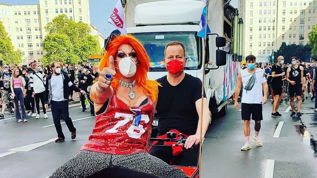 Drag-Queen Gloria Viagra unter den Abgeordneten