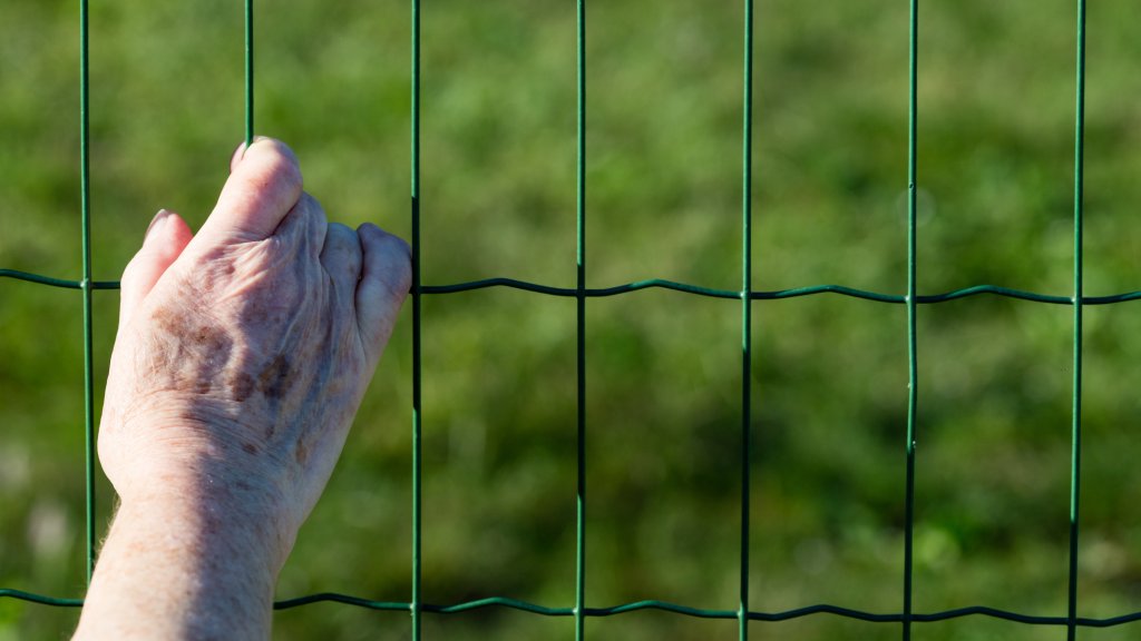 Seniorin wegen Belästigung ihrer schwulen Nachbarn verurteilt