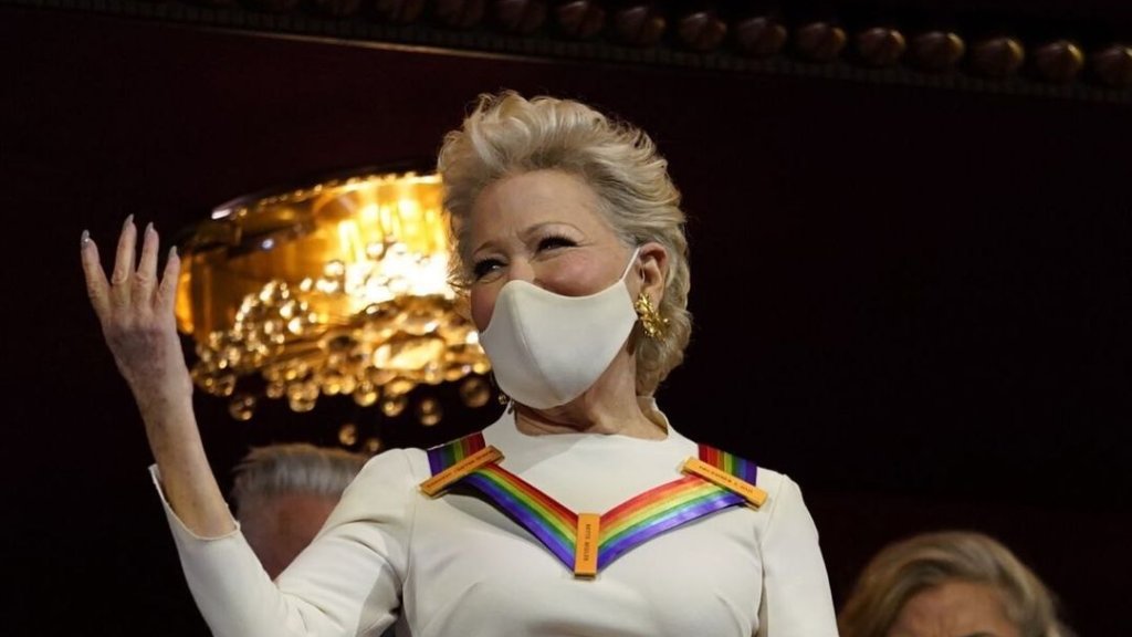 Joe Biden überreicht den begehrten Preis an Bette Midler