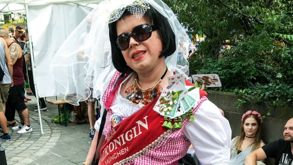 Deutschlands erste Drag Queen auf einer Bierflasche