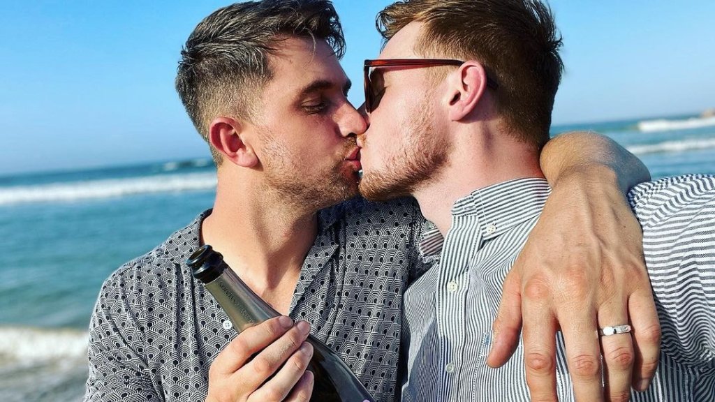 „Emmerdale“-Brüder Max Parker und Kris Mochrie sind verlobt