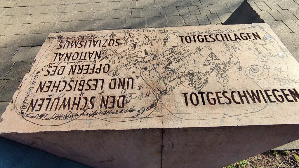 Das Kölner Mahnmal für queere Opfer des Nationalsozialismus wurde beschmiert