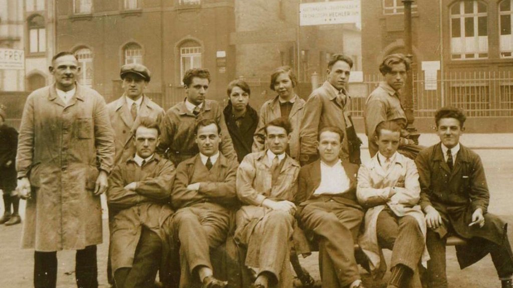 Wilhelm-Apel-2.-von-links-sitzend-mit-Kollegen-1920er-Jahre 