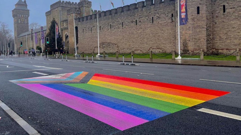 Regenbogen-Überweg im walisischen Cardiff 