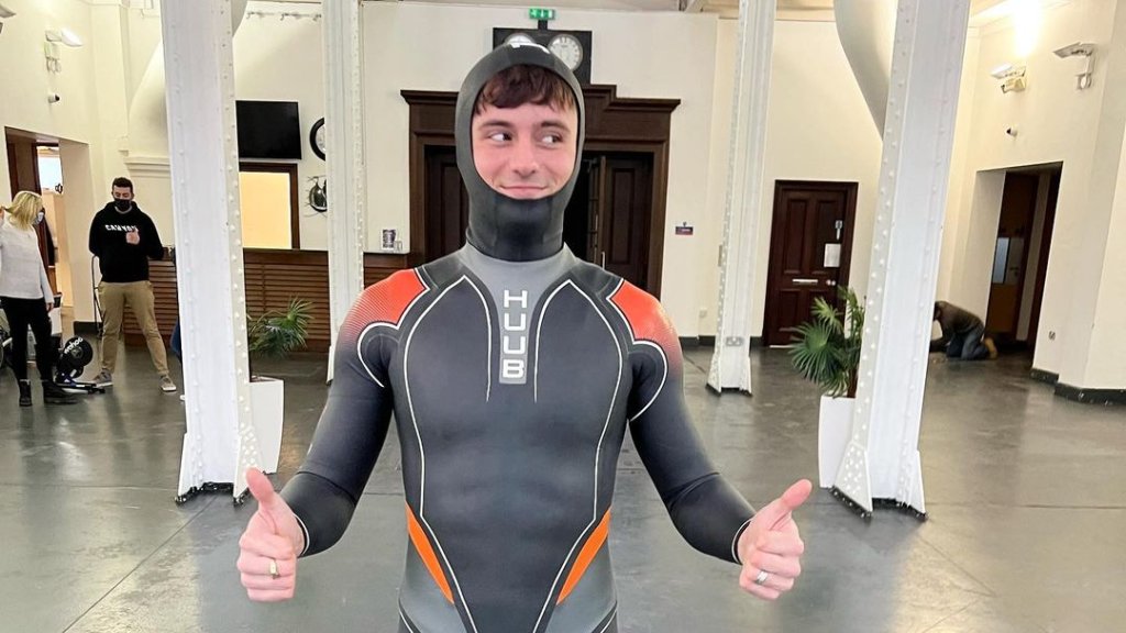 Tom Daley zeigt seine Beine und sein neues Bade-Outfit
