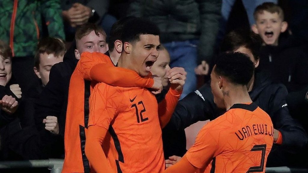 Niederländischer Fußballbund gegen LGBTI*-feindlichen Gesang