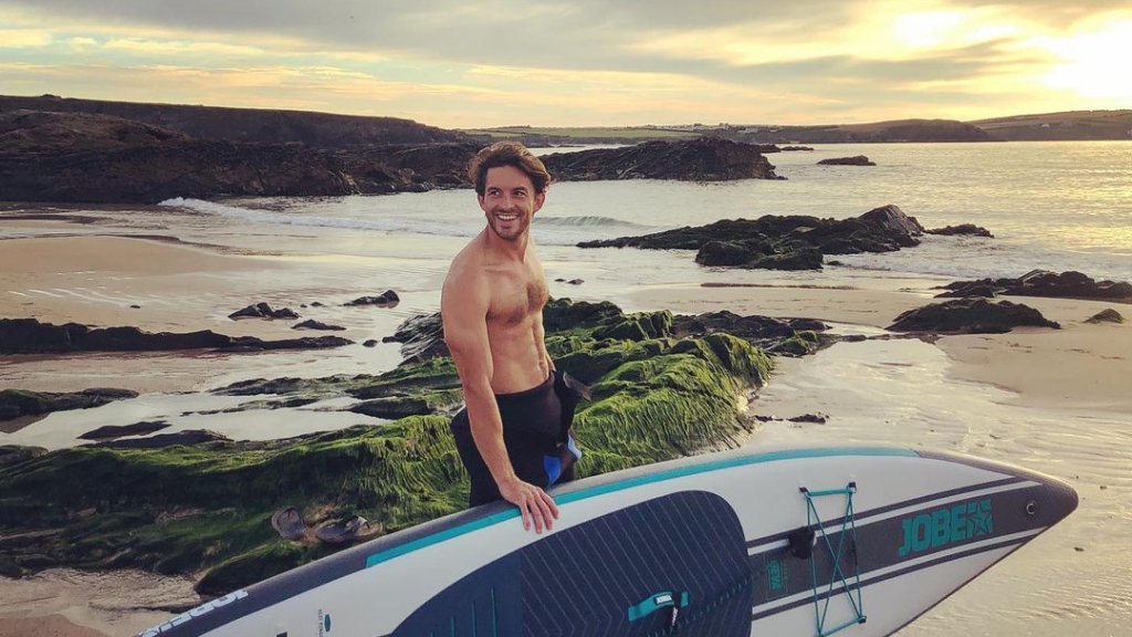 Jonathan Bailey („Bridgerton“) versteckte sein Schwulsein