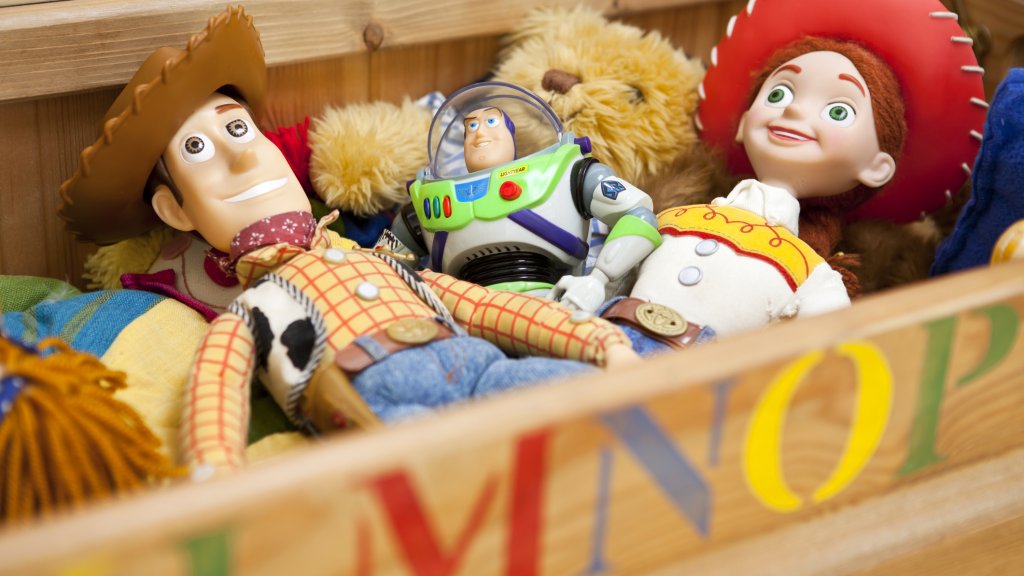 Pixar stellt lesbischen Kuss in „Lightyear“ wieder her