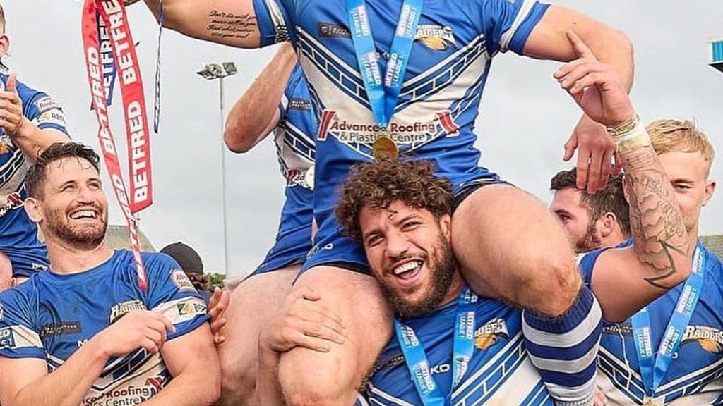 Englische Rugby-Mannschaft zeigt sich oben ohne