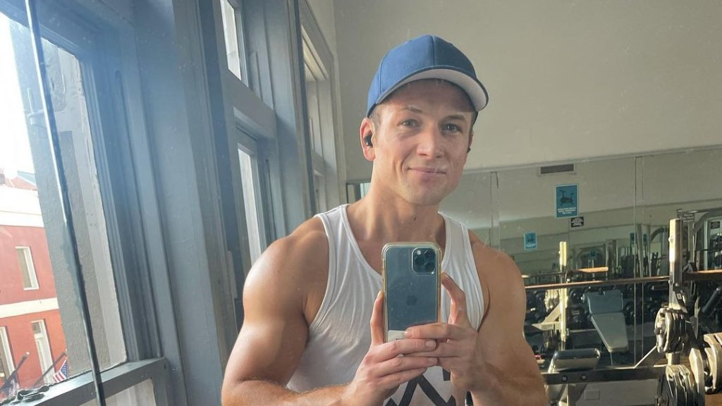 Taron Egerton wird während Premiere von „Cock“ bewusstlos