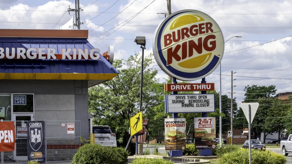 Schwuler Burger-King-Mitarbeiter trollt ungehobelten Kunden