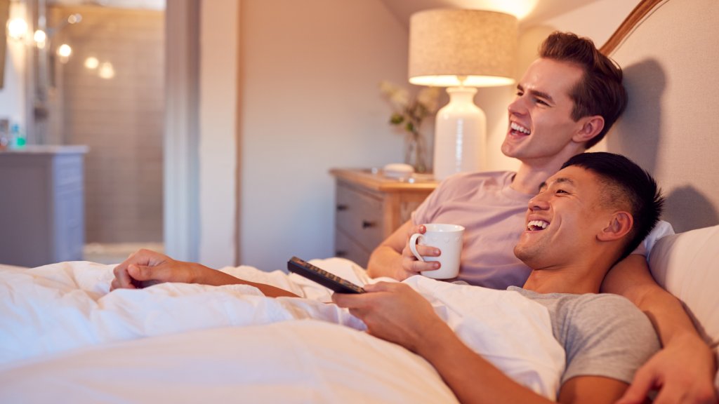 Dating-App produziert queere Comedy-Miniserie „Bridesman“