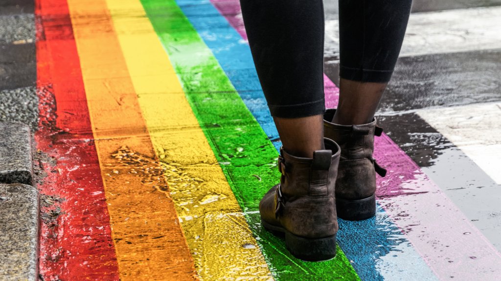 Mann aus Florida brannte Reifenspuren auf Regenbogen-Überweg