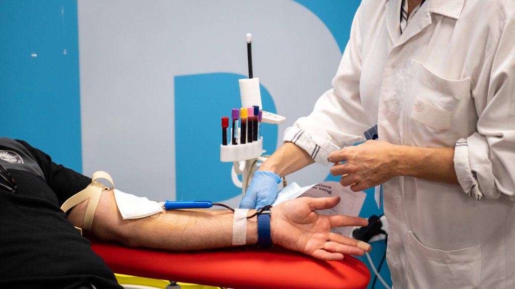 Schwule Männer dürfen Blutspenden // © IMAGO xAdrienxNowakx HL_ANOWAK_1330883 