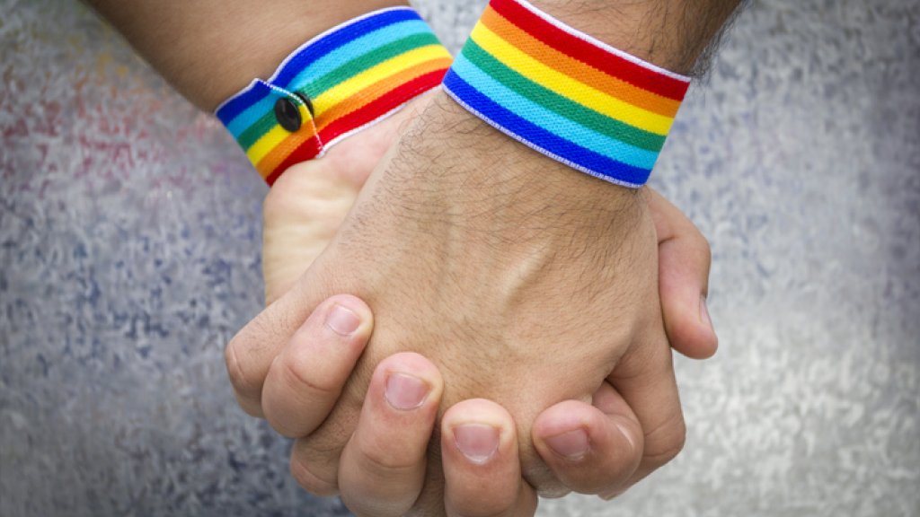 Lehrer wegen Regenbogenarmband gefeuert // © Brasil2