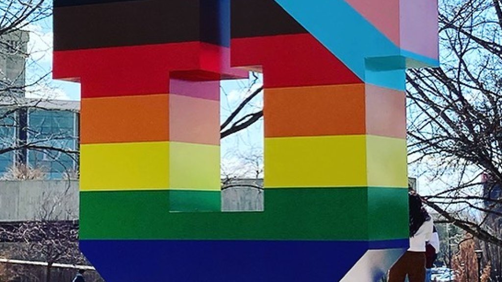 Regenbogenfarbenes U der Universität Utah beschmiert
