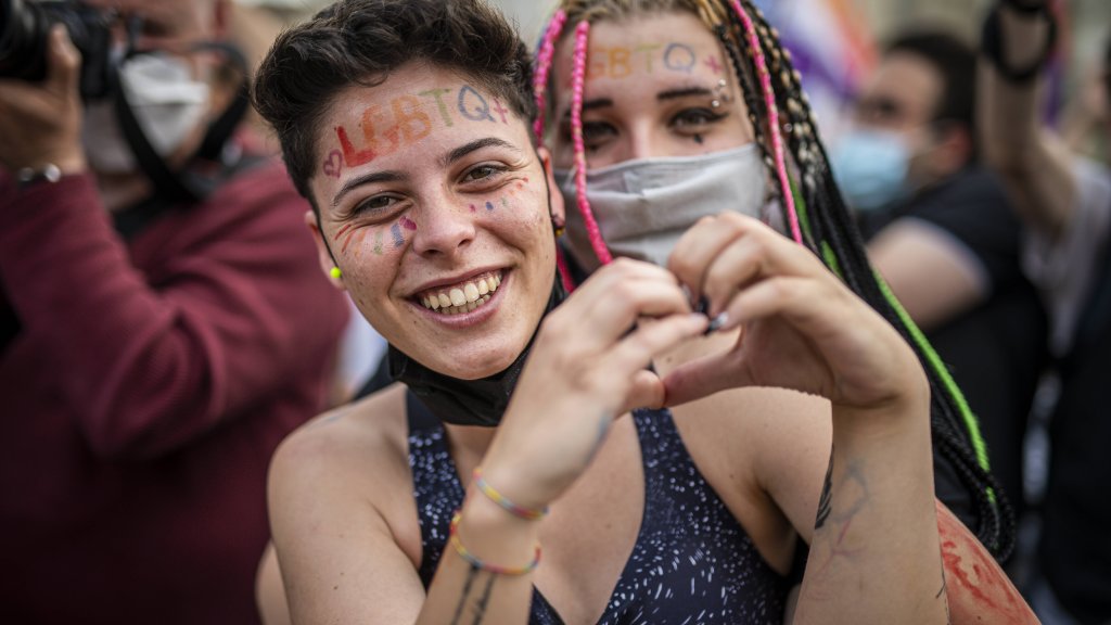 Im Kampf gegen queerfeindliche Gesetze // © IMAGO / Nicolo Campo