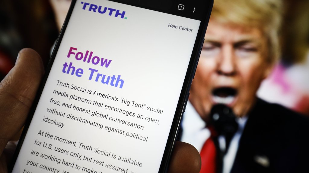 Donald Trumps Social-Media-App floppt // IMAGO / NurPhoto
