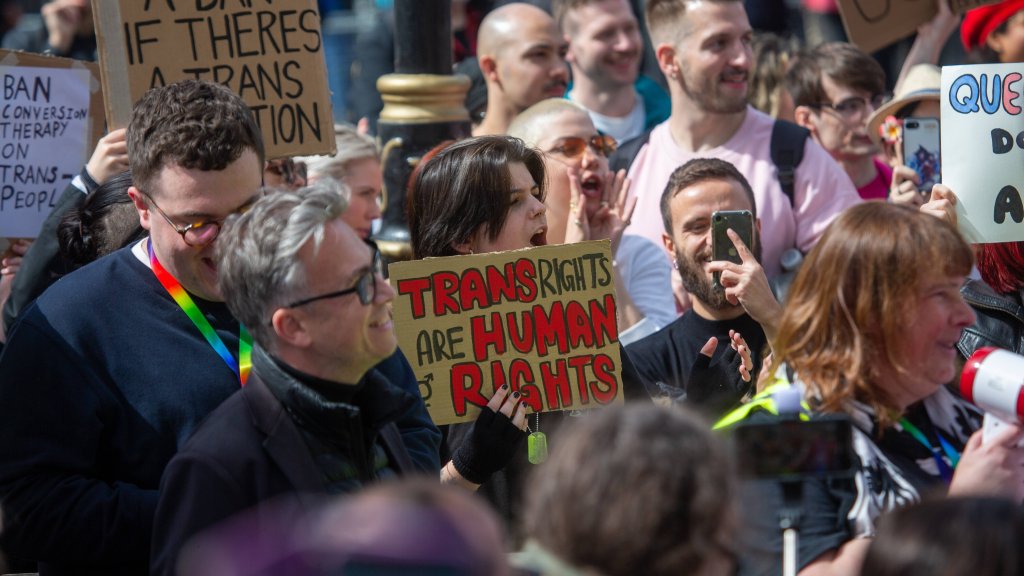 Protest von 4.000 trans-Aktivisten in London // IMAGO / ZUMA Wire