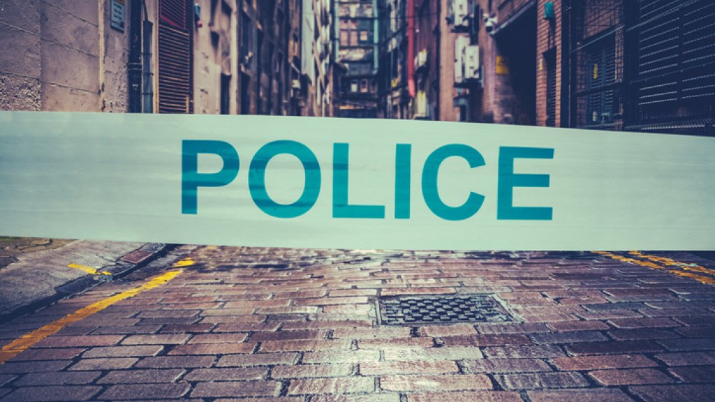 Polizist bedrängt homosexuelles Opfer // © mrdoomits