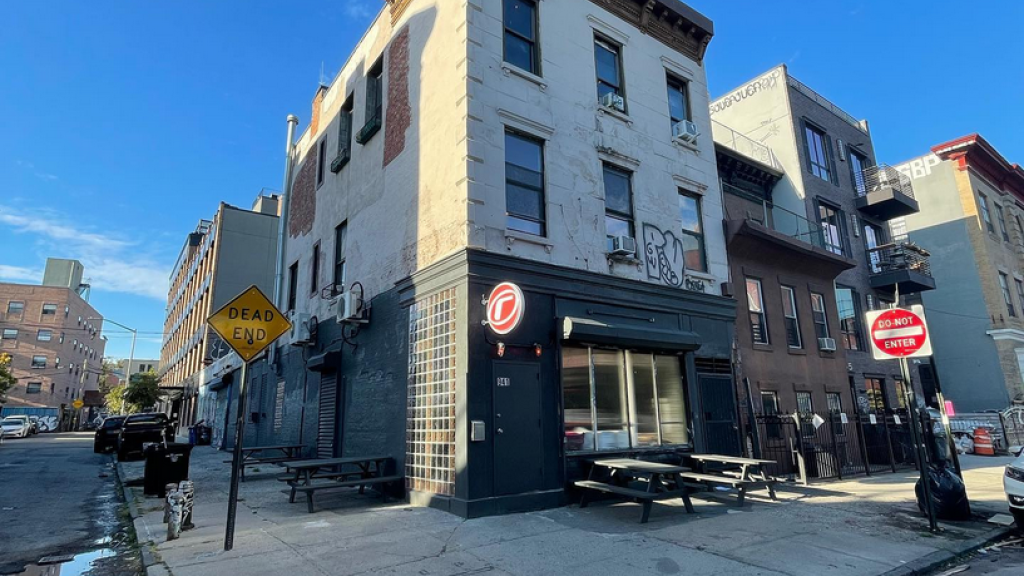 Zwei Verletzte bei Anschlag auf New Yorker Bar // www.instagram.com/rash_nyc/
