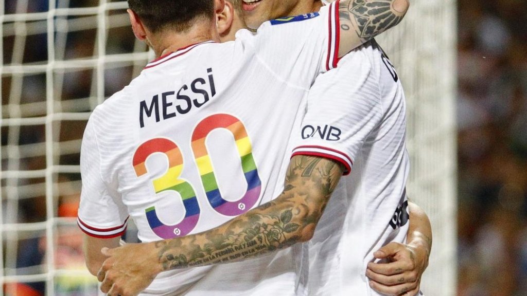 Paris Saint-Germain trug Trikots mit Regenbogen-Ziffern