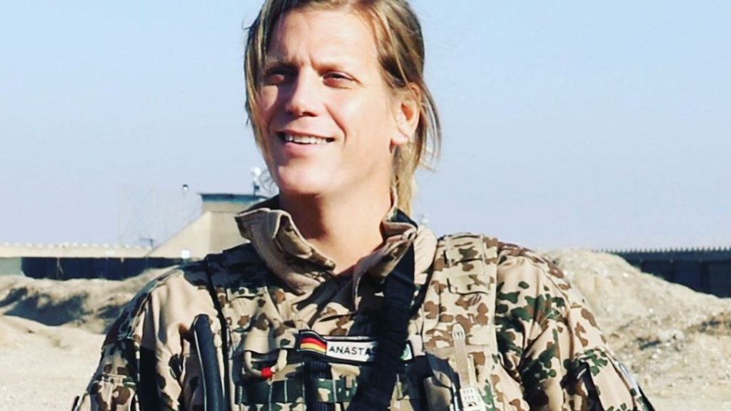 Trans* Kommandeurin kassierte Verweis wegen Tinder-Profil