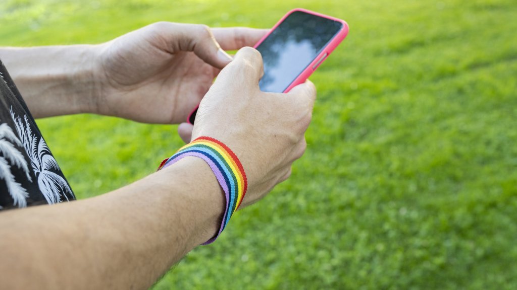 Spanische Regierung richtet kostenlose LGBTI*-Hotline ein