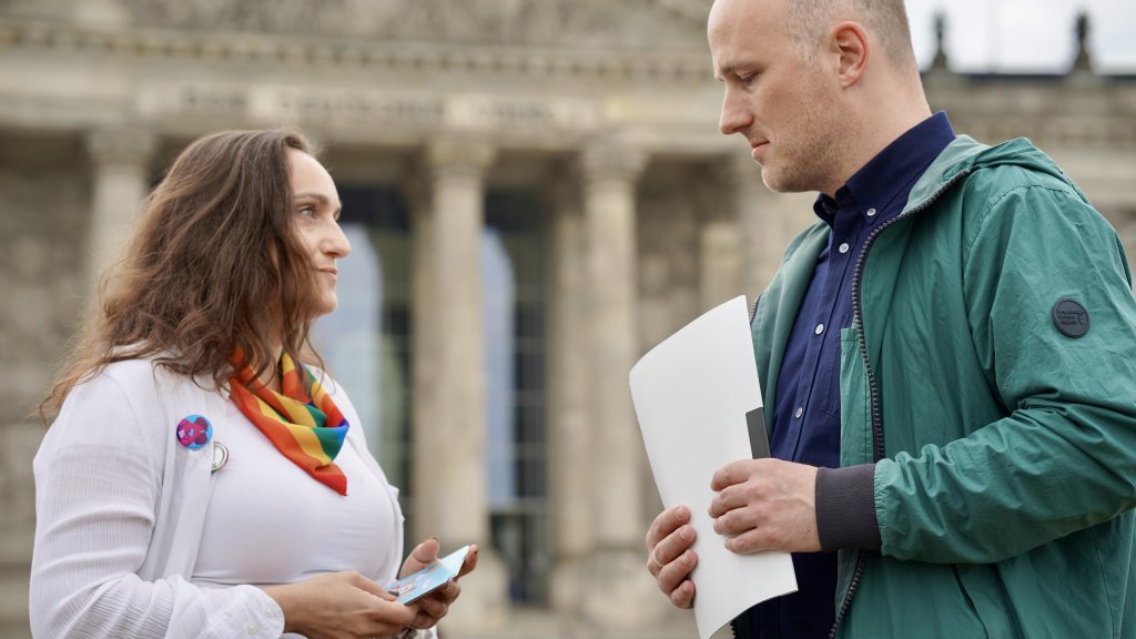 100.000 Unterschriften für Grundgesetzänderung // © Julia Shropshire