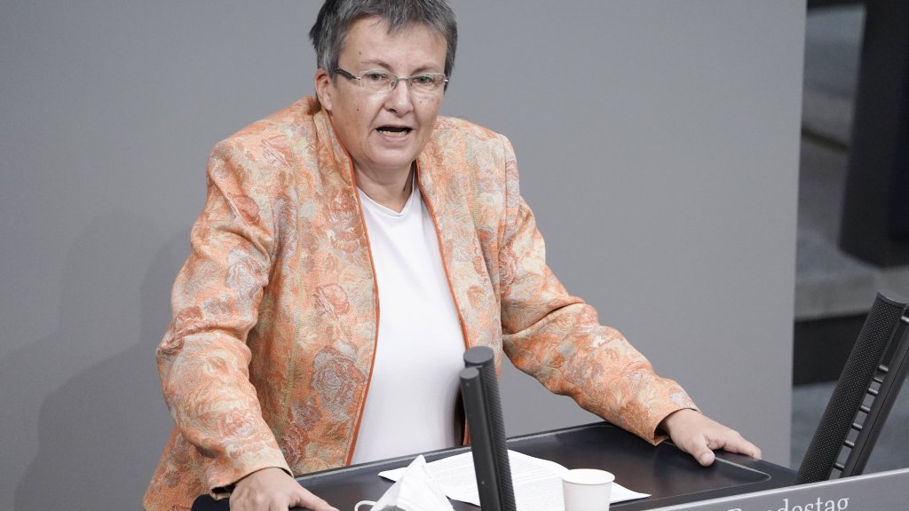 Linke wollen mehr Einsatz für LGBTI* // © IMAGO / Political-Moments