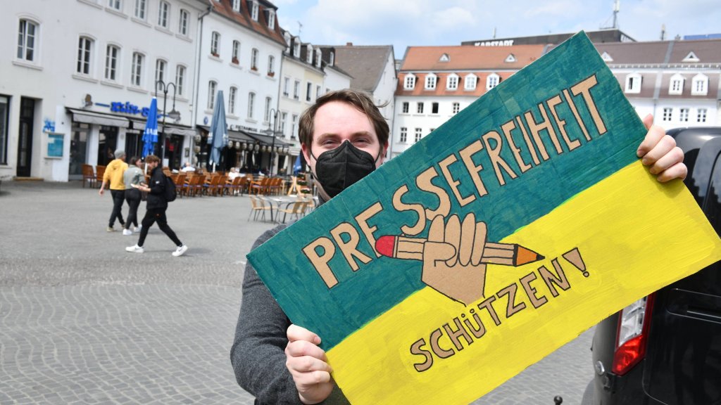 Warnsignal für LGBTI* - Pressefreiheit in Gefahr // © IMAGO / BeckerBredel