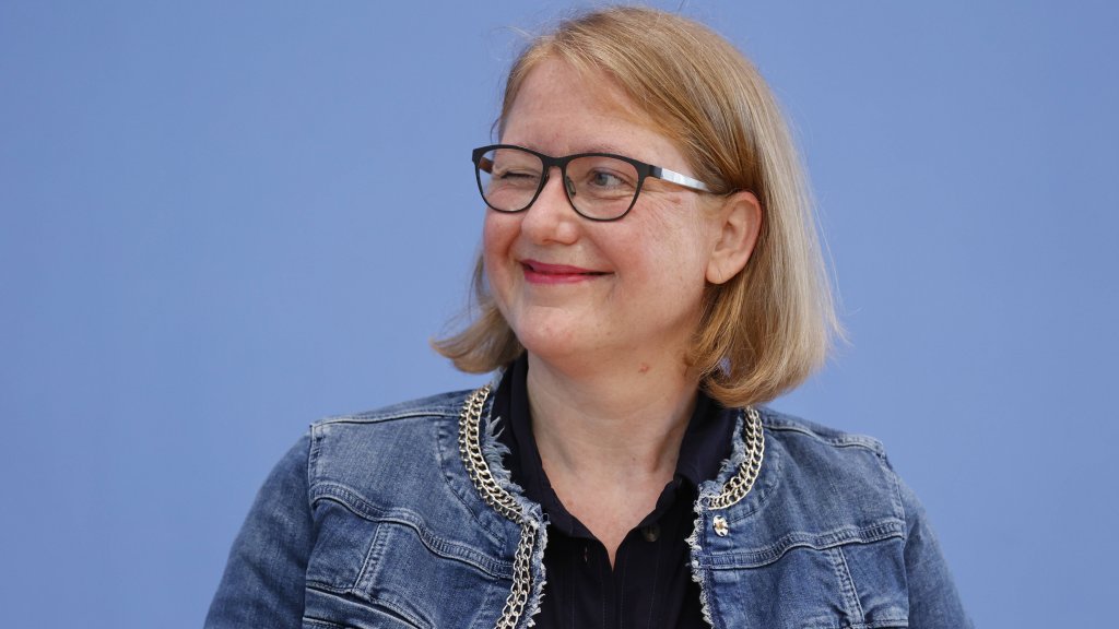 Jugendliche treffen Bundesministerin Paus // © IMAGO / Metodi Popow