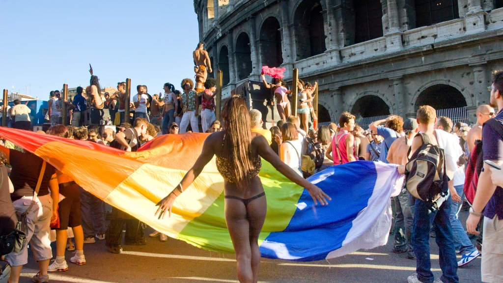 Tausende Menschen feiern bunte Pride-Parade in Rom