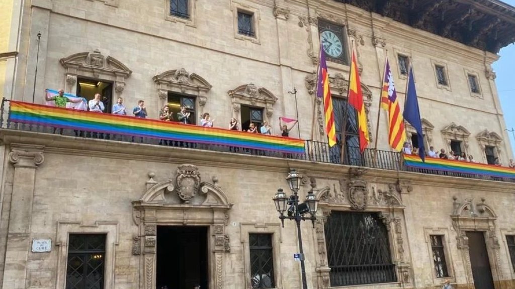 Die Regenbogenflagge weht von Palmas Rathaus