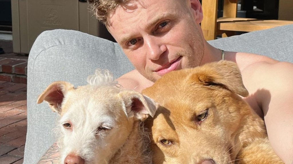 Gus Kenworthy mit Drag-Queens in einem Musik-Werbevideo