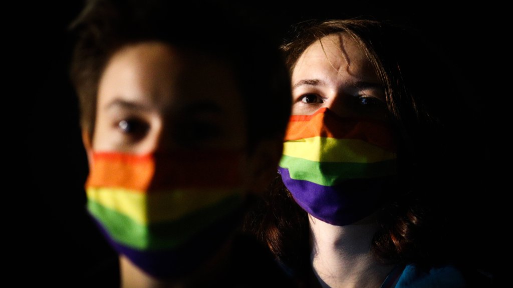 Anti-LGBTI*-Gruppe ruft indirekt zu Attentate auf // © IMAGO / NurPhoto