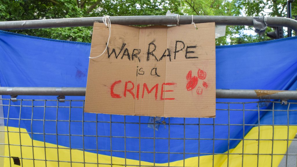 Kriegsverbrechen gegen LGBTI*-Menschen