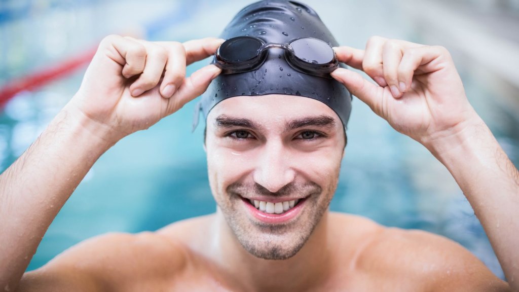 Ab ins Schwimmbecken... // © Wavebreakmedia