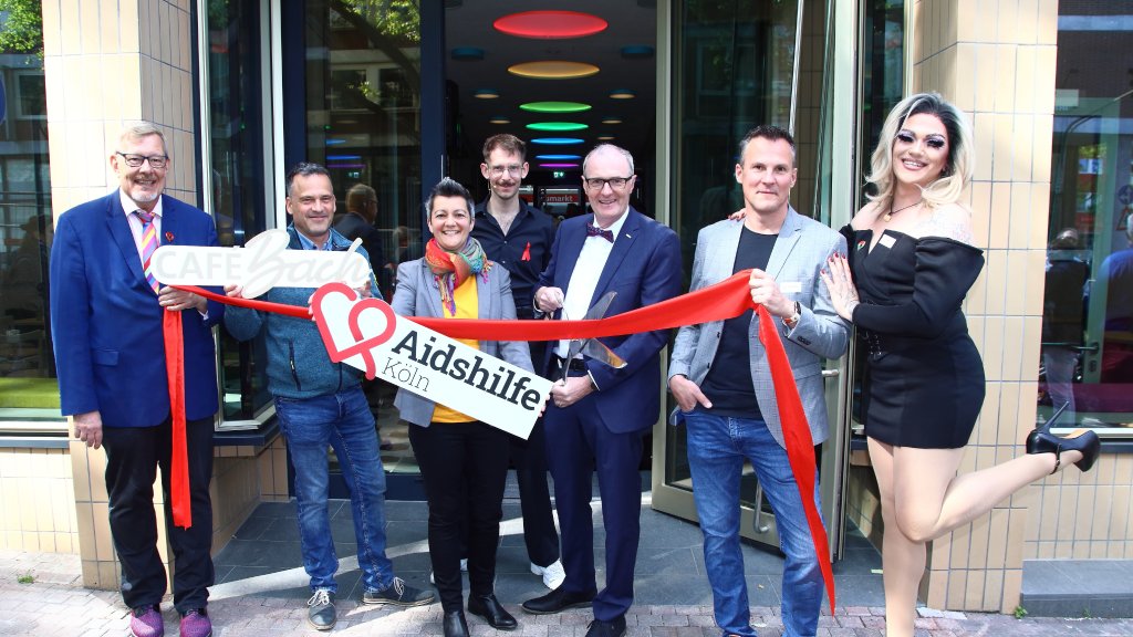 Marcella Rockefeller, Elfi Scho Antwerpes (Vorstand Aidshilfe Köln), Jacob Hösl (Vorstand Aidshilfe Köln), Melany Richter (NRW Gesundheitsministerium), Geschäftsführer der Kölner AH Oliver Schubert und Prof. Dr. Jürgen Rockstroh (Vorstand Aidshilfe Köln) // © vvg