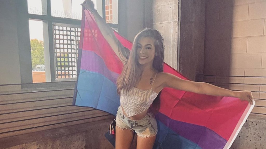 Bisexuelle TikTokerin rechnet mit rücksichtslosem Vater ab