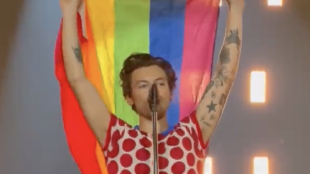 Harry Styles gedenkt während Konzert LGBTI*-Opfern in Oslo