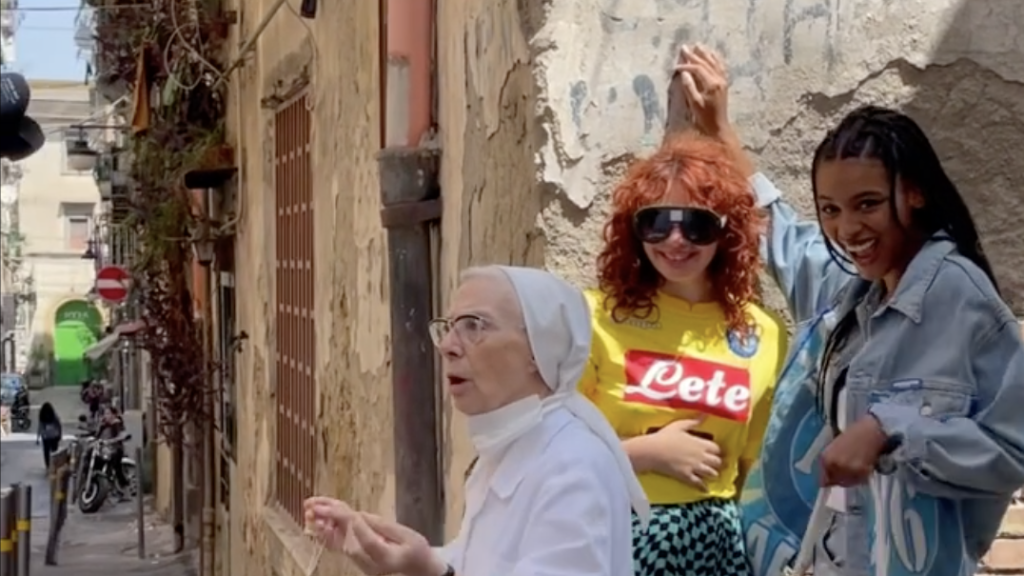 LGBTI*-feindliche italienische Nonne trennt küssende Models