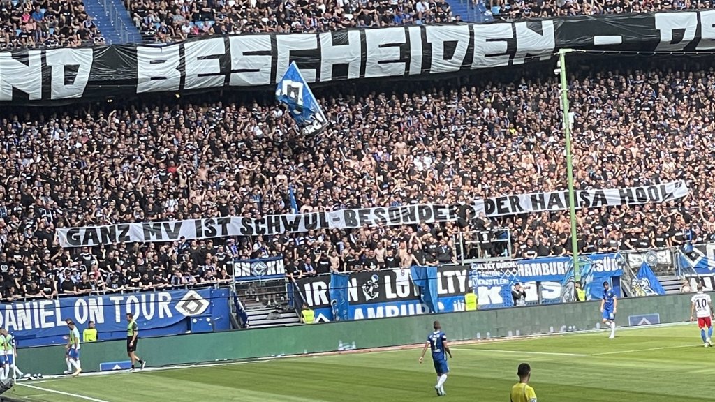 Schwulenfeindliches Banner in Hamburger Fan-Kurve