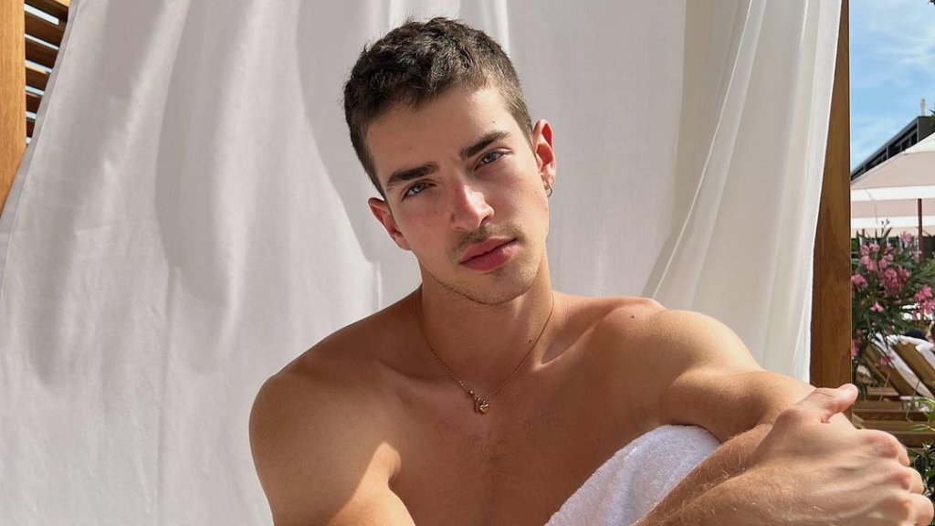 Manu Ríos („Élite“) in Pedro Almodóvars „Brokeback Mountain“