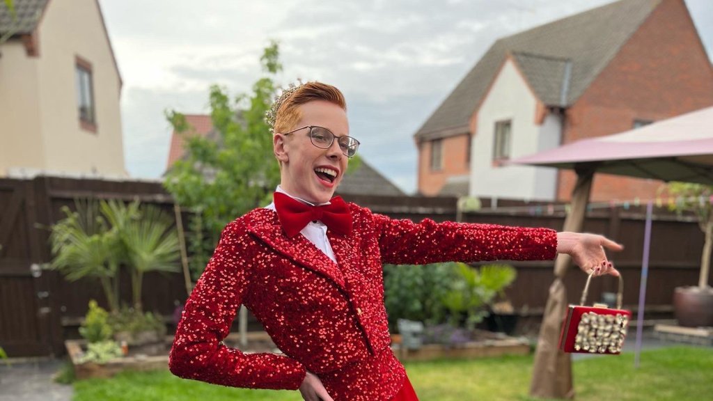 Stolze Mutter teilt Fotoshooting ihres jugendlichen Sohnes