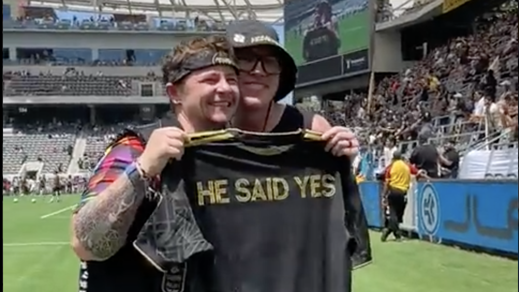 Max und Taylor verloben sich während Spiel des LAFC