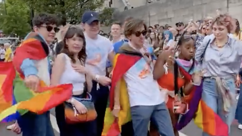 „Heartstopper“-Stars trollen Anti-LGBTI*-Demonstranten