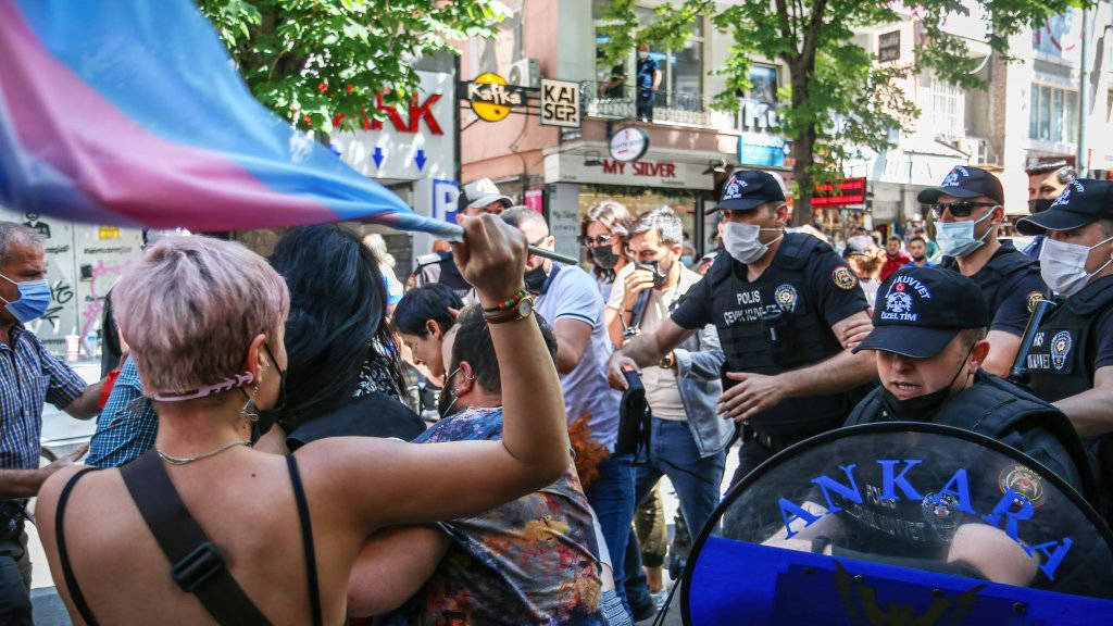 Pride-Marsch in der Hauptstadt mit Gewalt aufgelöst 