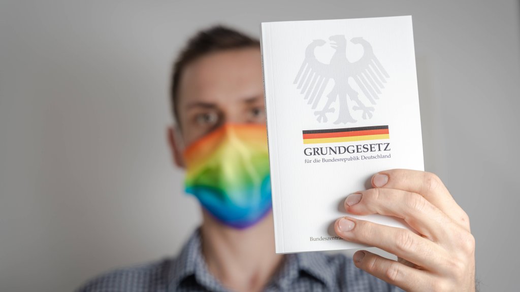 Erneute Forderung zum Grundgesetz