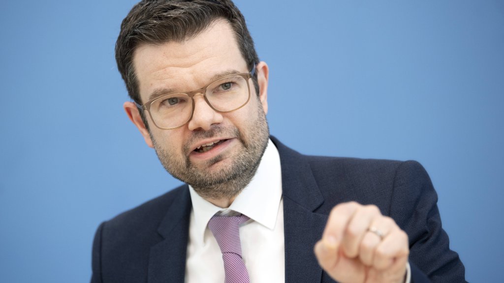Justizminister will anti-queere Gewalt härter bestrafen